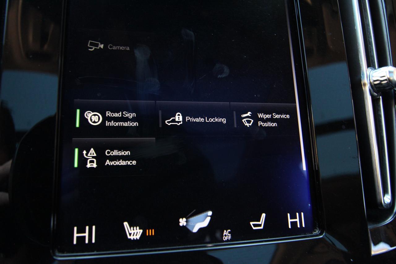 2020 Volvo XC40 T5 MOMENTUM - ALL WHEEL DRIVE Photo