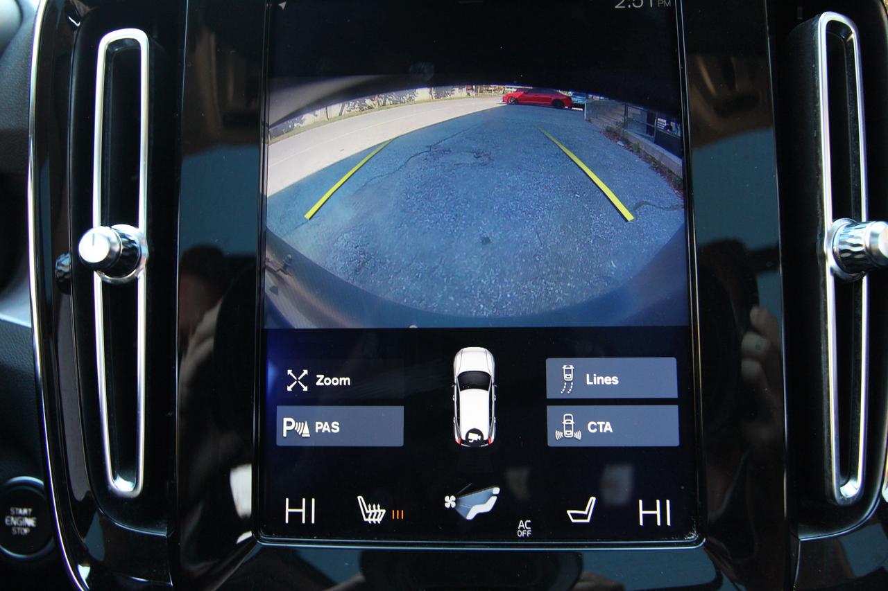 2020 Volvo XC40 T5 MOMENTUM - ALL WHEEL DRIVE Photo