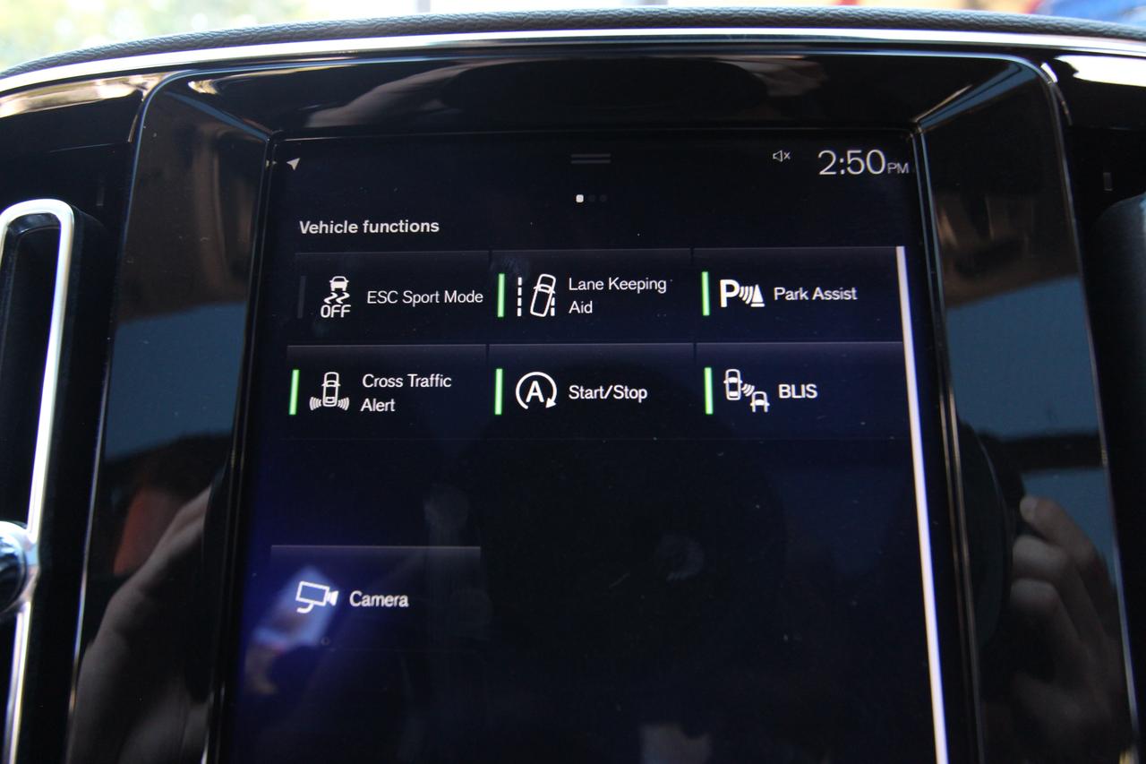 2020 Volvo XC40 T5 MOMENTUM - ALL WHEEL DRIVE Photo