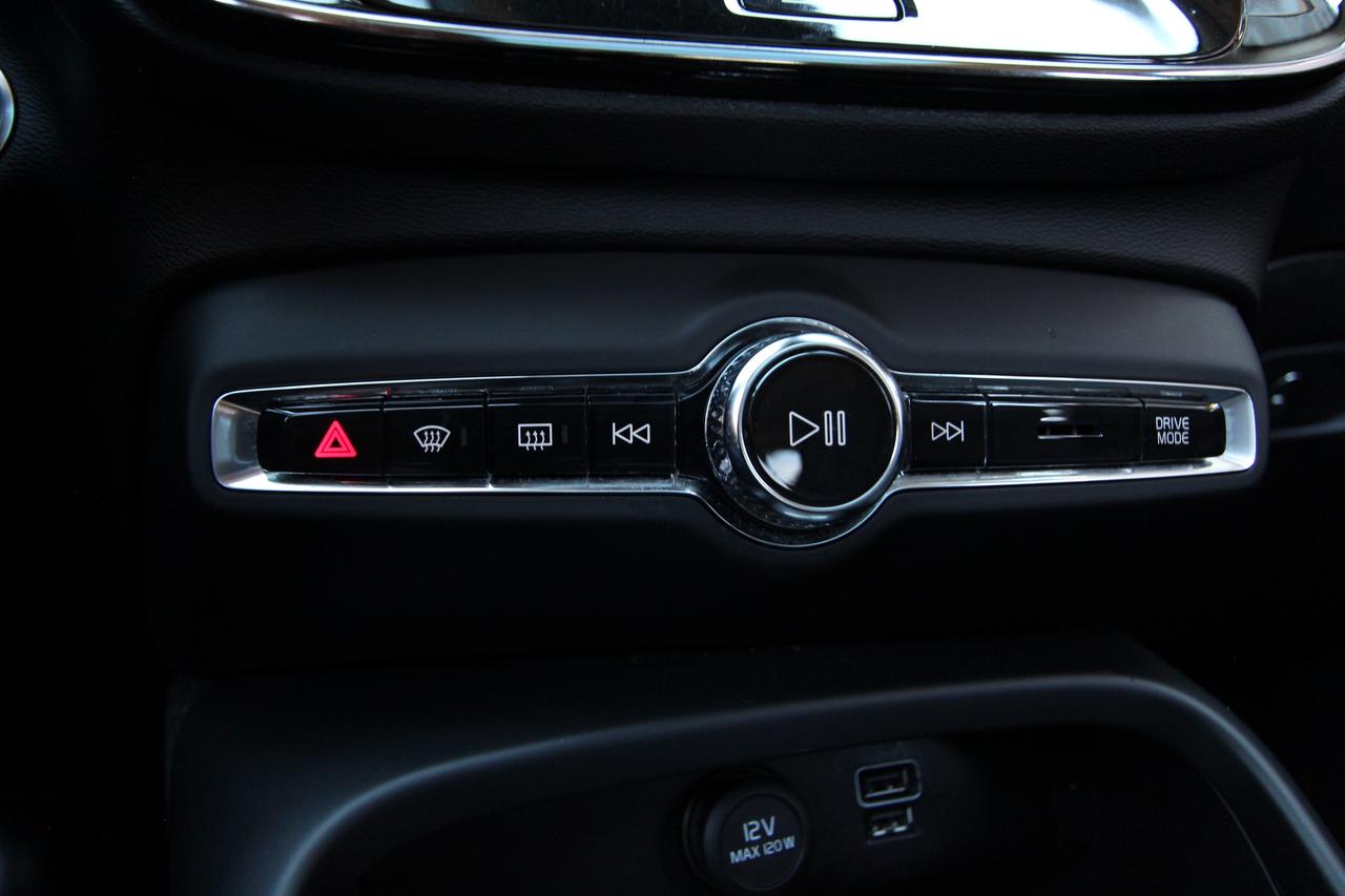 2020 Volvo XC40 T5 MOMENTUM - ALL WHEEL DRIVE Photo