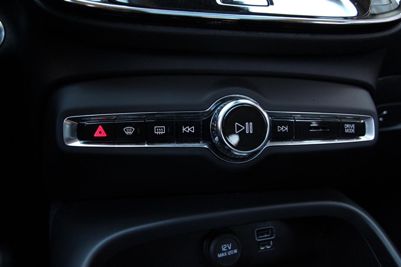 2020 Volvo XC40 T5 MOMENTUM - ALL WHEEL DRIVE Photo
