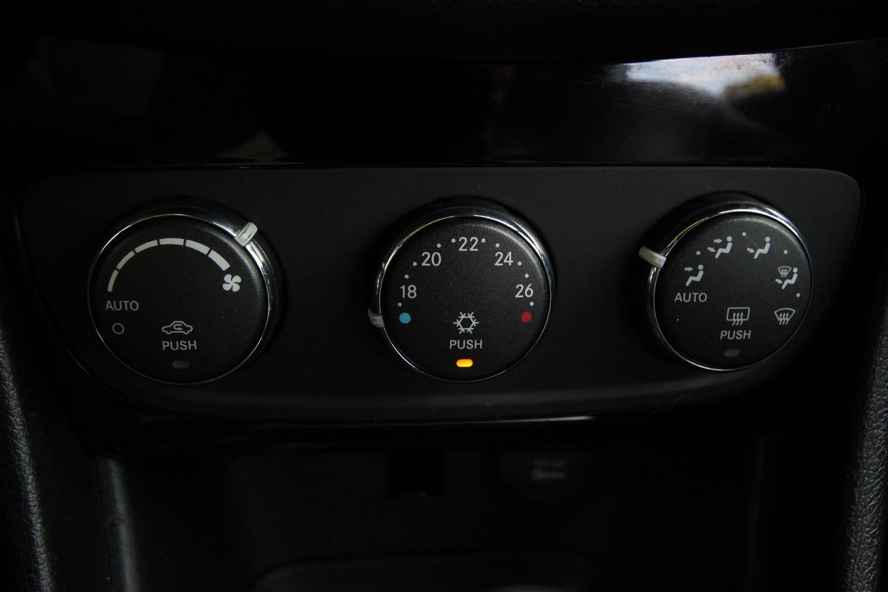 2011 Chrysler 200 Limited -  LEATHER SUNROOF V6 Photo