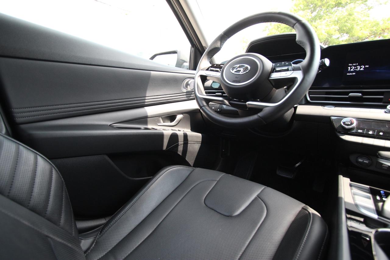 2023 Hyundai Elantra LUXURY - ONE OWNER LOW KMS Photo