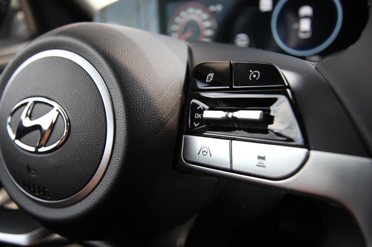 2023 Hyundai Elantra LUXURY - ONE OWNER LOW KMS Photo