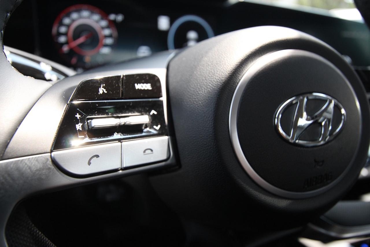 2023 Hyundai Elantra LUXURY - ONE OWNER LOW KMS Photo