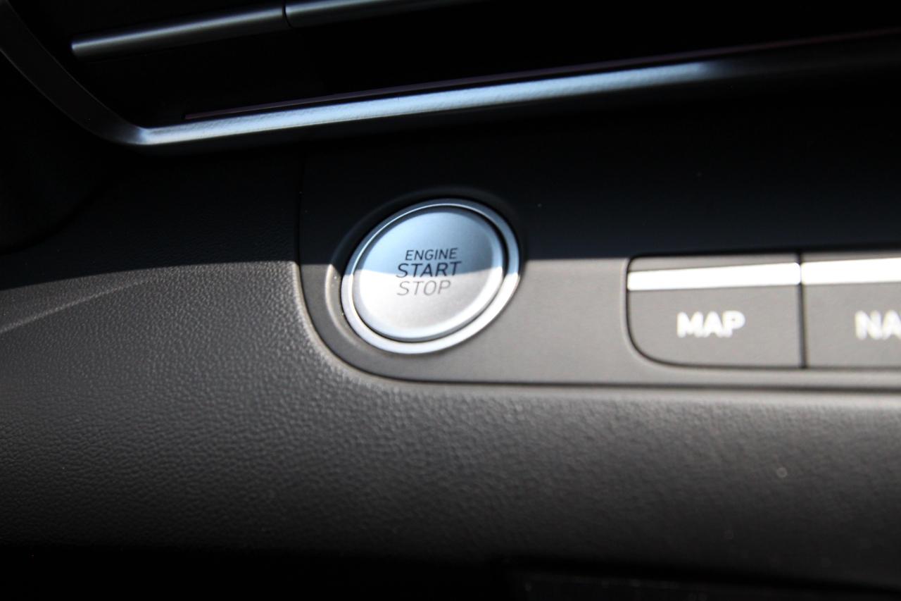 2023 Hyundai Elantra LUXURY - ONE OWNER LOW KMS Photo