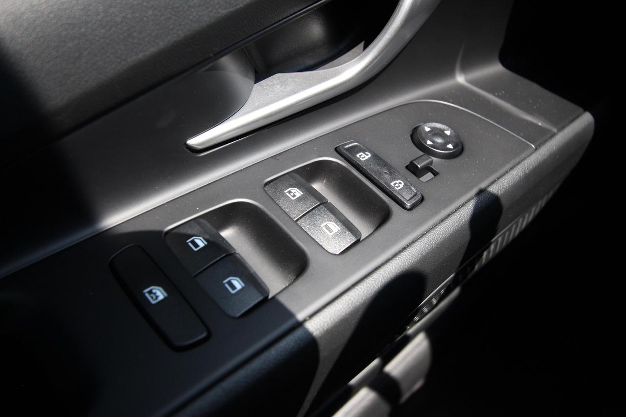 2023 Hyundai Elantra LUXURY - ONE OWNER LOW KMS Photo