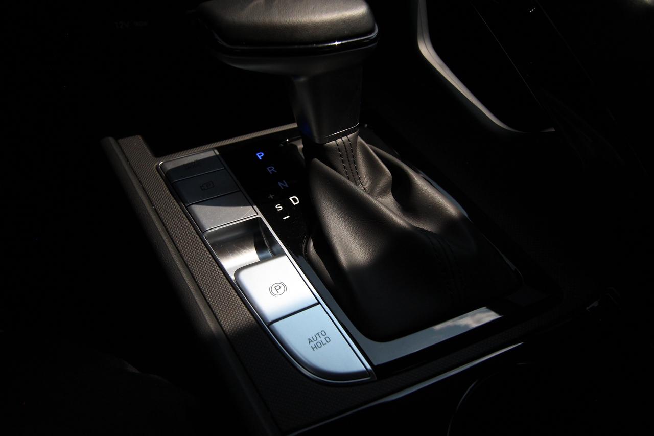 2023 Hyundai Elantra LUXURY - ONE OWNER LOW KMS Photo