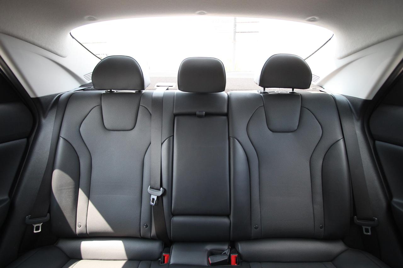 2023 Hyundai Elantra LUXURY - ONE OWNER LOW KMS Photo