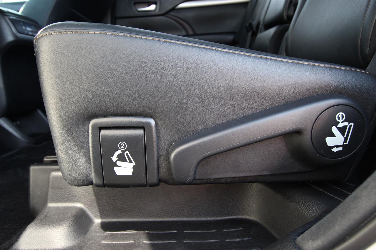 2018 Toyota Highlander XLE AWD - CLEAN CARFAX NO ACCIDENTS Photo