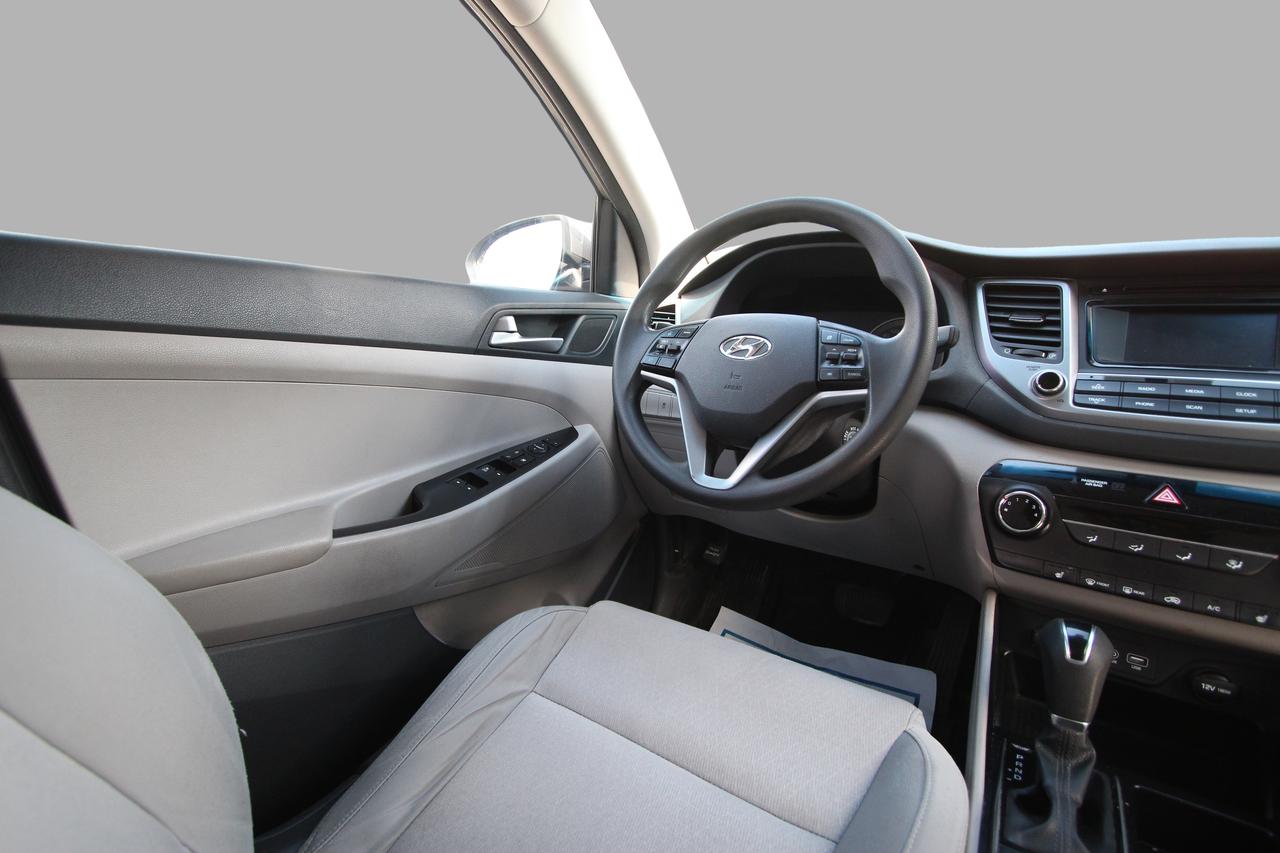 2017 Hyundai Tucson SE - NO ACCIDENTS/ DEALER SERVICED Photo