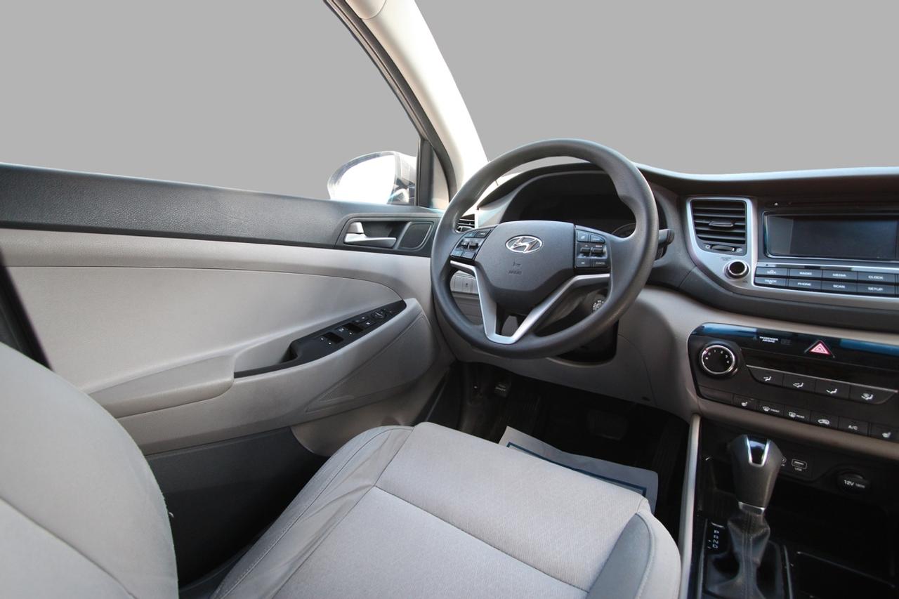 2017 Hyundai Tucson SE - NO ACCIDENTS/ DEALER SERVICED Photo3