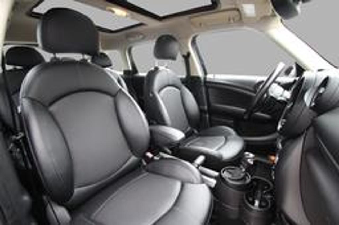 2016 MINI Countryman S ALL4 - WHITE ROOF / AWD Photo