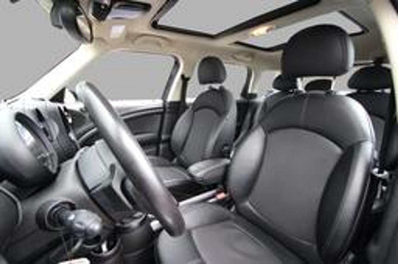 2016 MINI Countryman S ALL4 - WHITE ROOF / AWD Photo