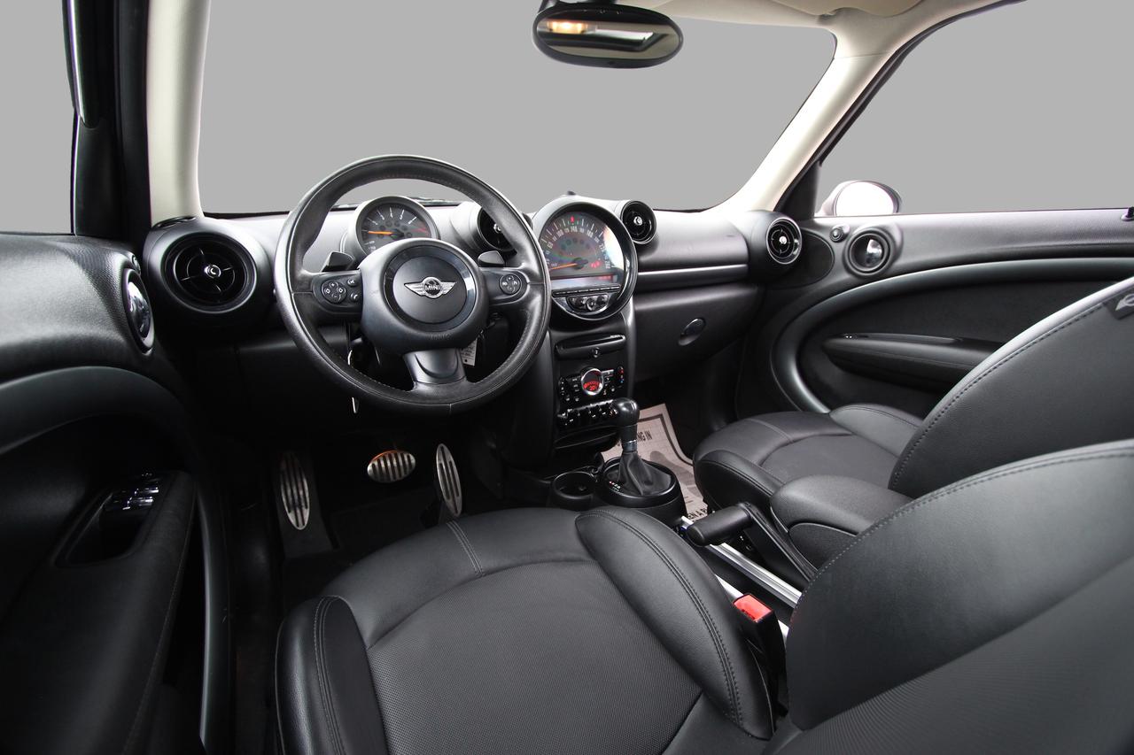 2016 MINI Countryman S ALL4 - WHITE ROOF / AWD Photo