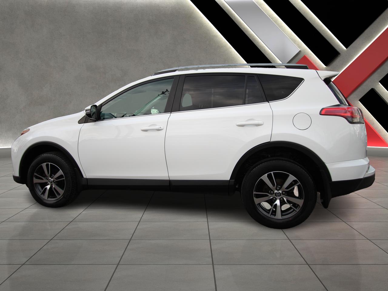 2018 Toyota RAV4 LE - CLEAN CARFAX ACCIDENT FREE Photo