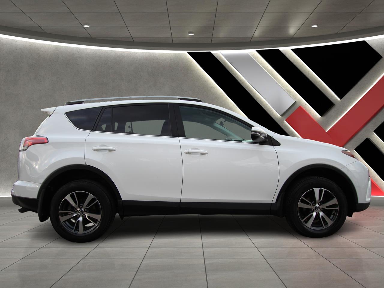 2018 Toyota RAV4 LE - CLEAN CARFAX ACCIDENT FREE Photo