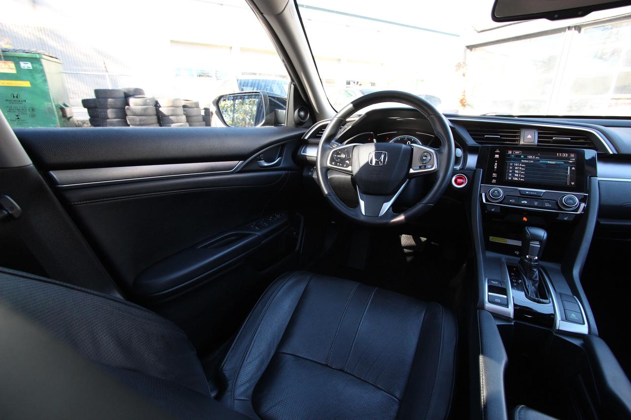 2017 Honda Civic Touring -LEATHER TRIM SEATS/ PUSH TO START Photo