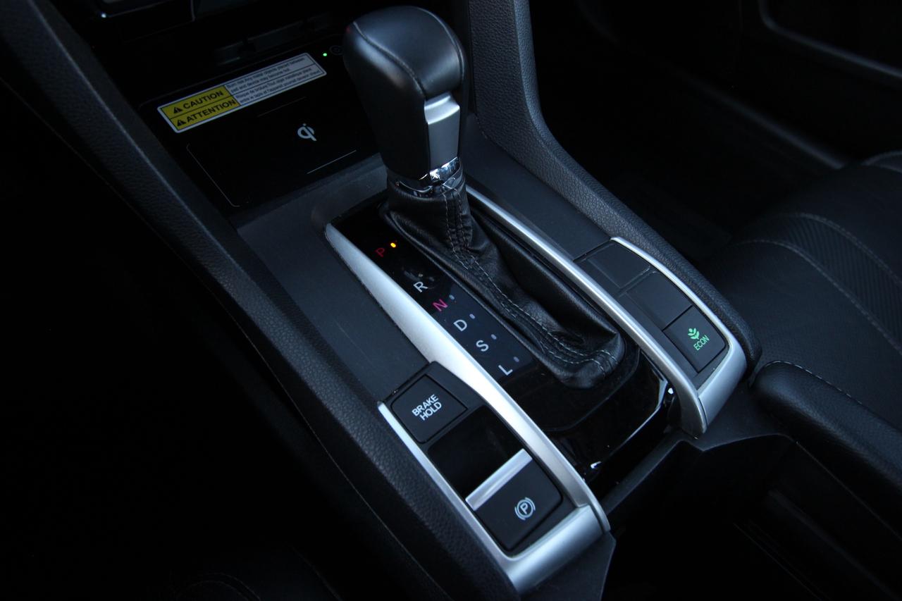 2017 Honda Civic Touring -LEATHER TRIM SEATS/ PUSH TO START Photo