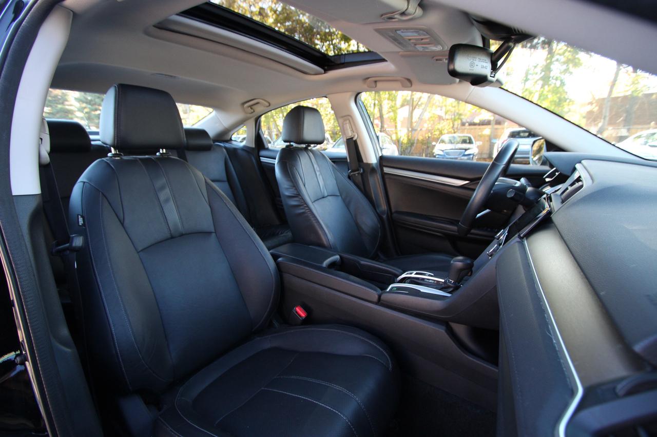 2017 Honda Civic Touring -LEATHER TRIM SEATS/ PUSH TO START Photo