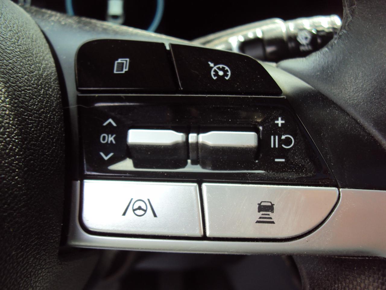 2022 Hyundai Elantra SEL Photo