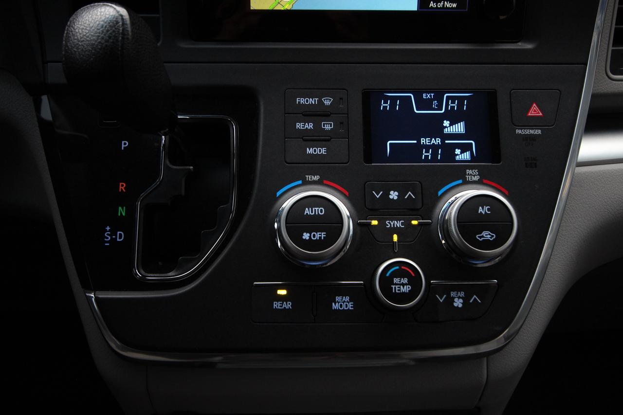 2016 Toyota Sienna LE - CARFAX VERIFIED CLEAN TITLE Photo