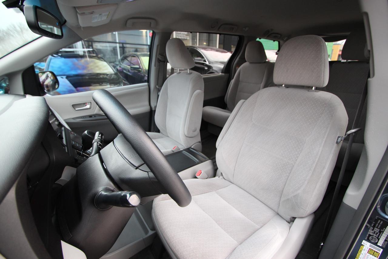 2016 Toyota Sienna LE - CARFAX VERIFIED CLEAN TITLE Photo