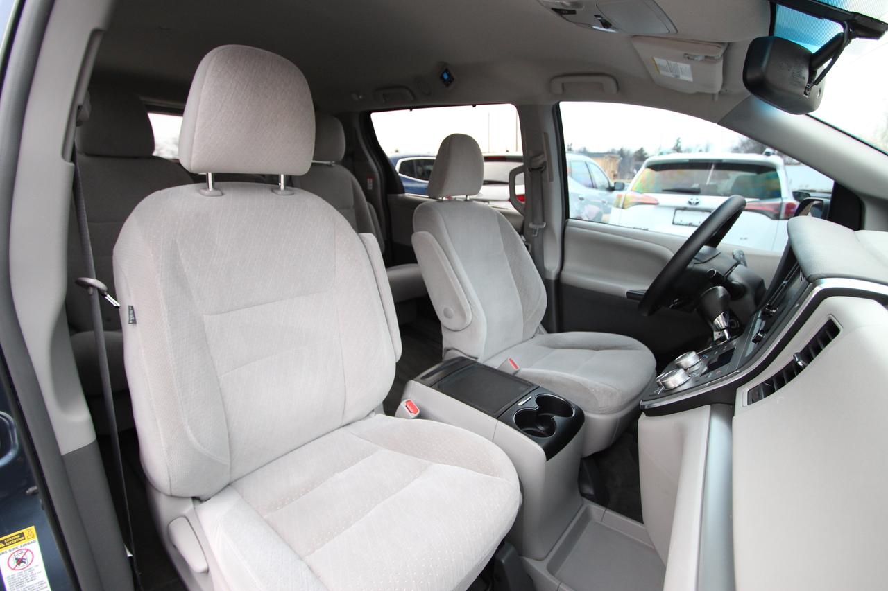 2016 Toyota Sienna LE - CARFAX VERIFIED CLEAN TITLE Photo