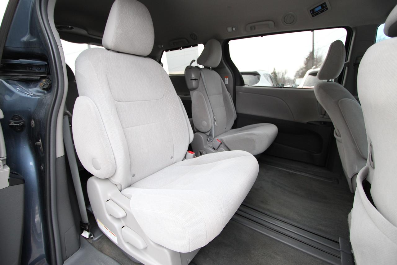 2016 Toyota Sienna LE - CARFAX VERIFIED CLEAN TITLE Photo