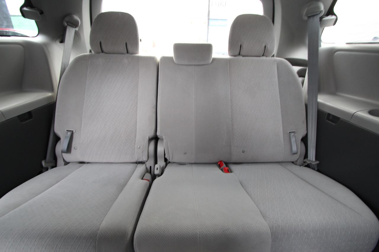 2016 Toyota Sienna LE - CARFAX VERIFIED CLEAN TITLE Photo