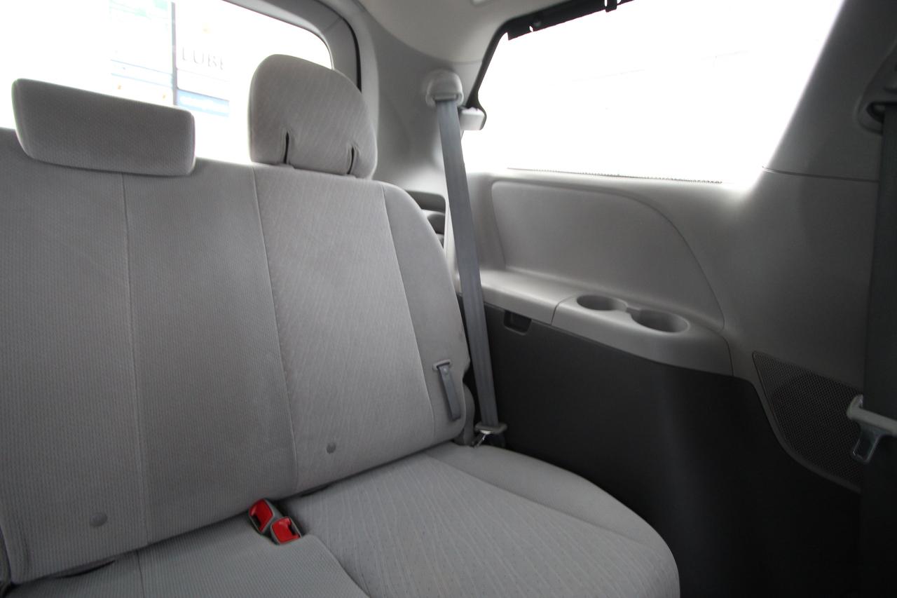 2016 Toyota Sienna LE - CARFAX VERIFIED CLEAN TITLE Photo