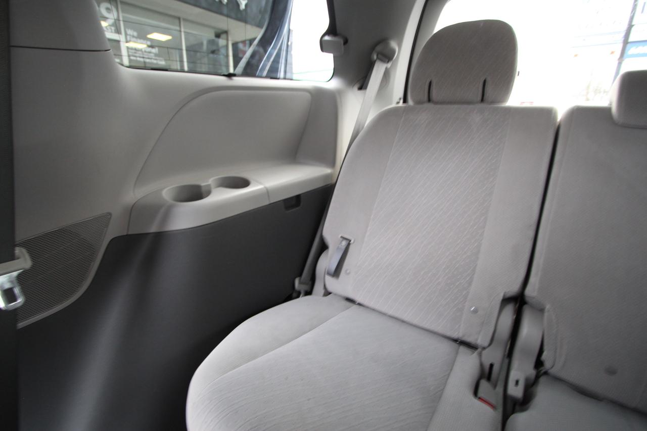 2016 Toyota Sienna LE - CARFAX VERIFIED CLEAN TITLE Photo