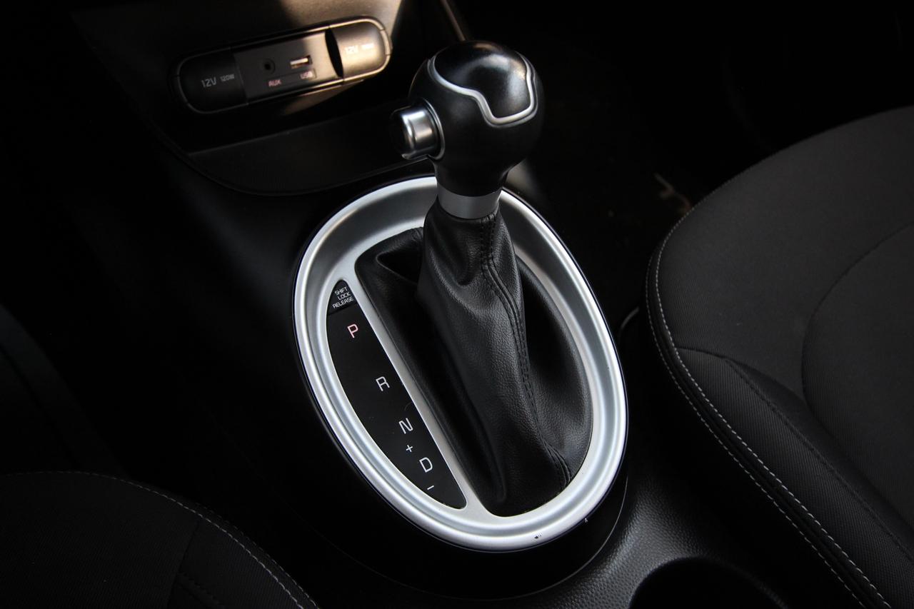 2016 Kia Soul Base- CARFAX VERIFIED CLEAN TITLE Photo