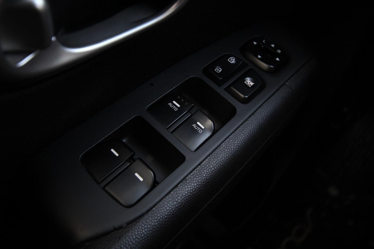 2016 Kia Soul Base- CARFAX VERIFIED CLEAN TITLE Photo