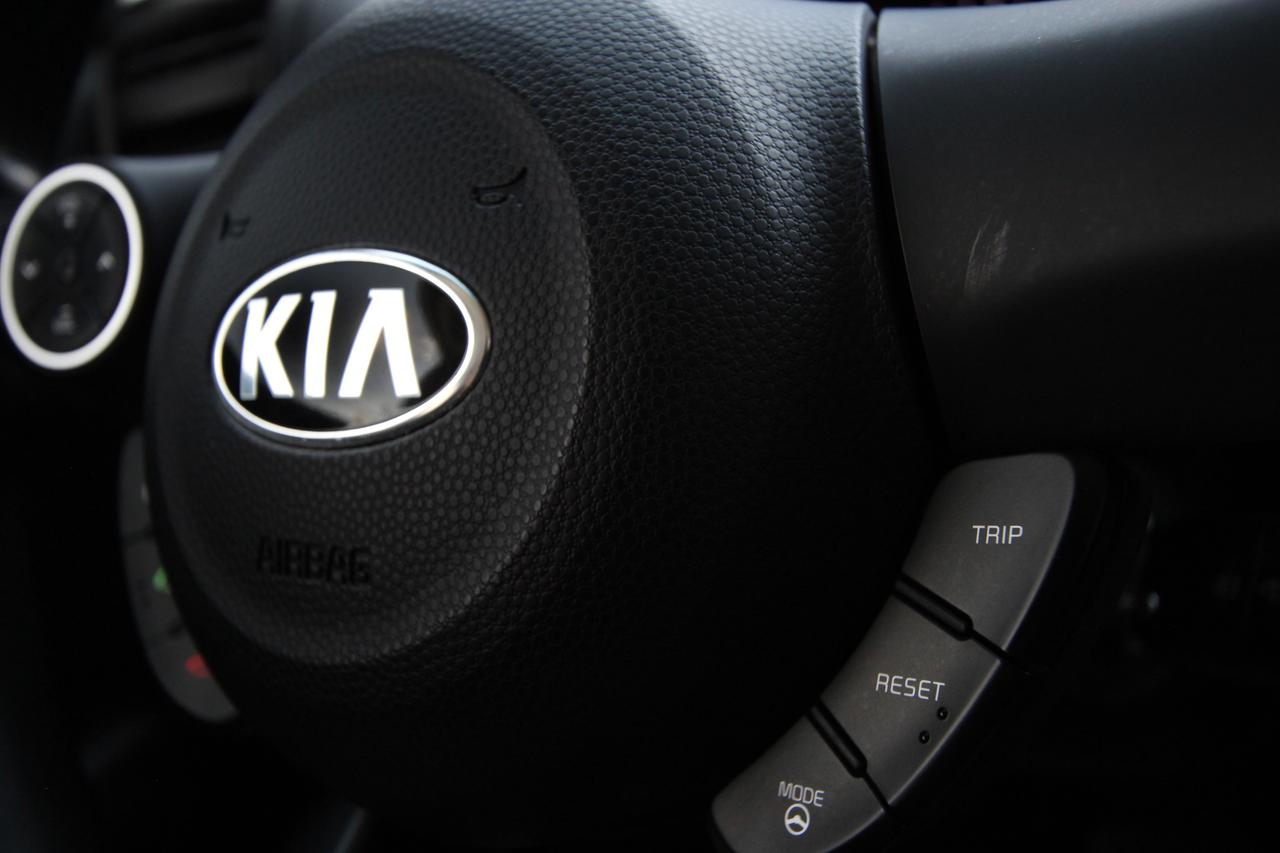 2016 Kia Soul Base- CARFAX VERIFIED CLEAN TITLE Photo