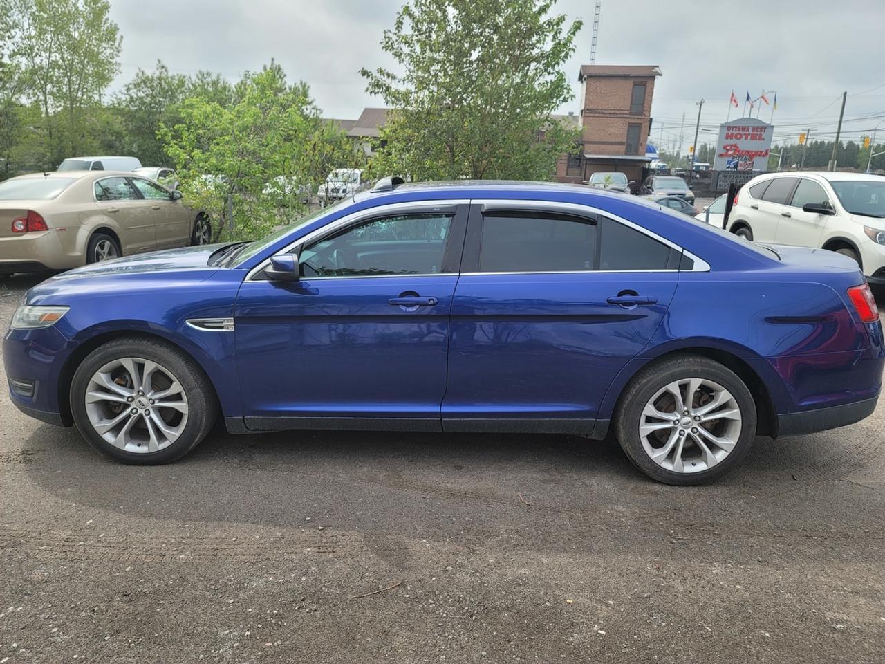 2013 Ford Taurus SEL Photo2