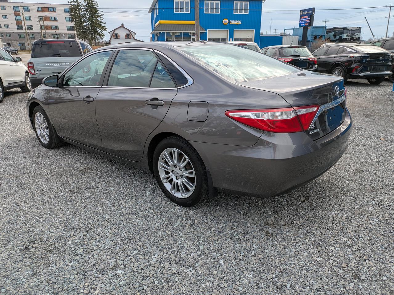 2015 Toyota Camry 4dr Sdn I4 Auto LE Photo2