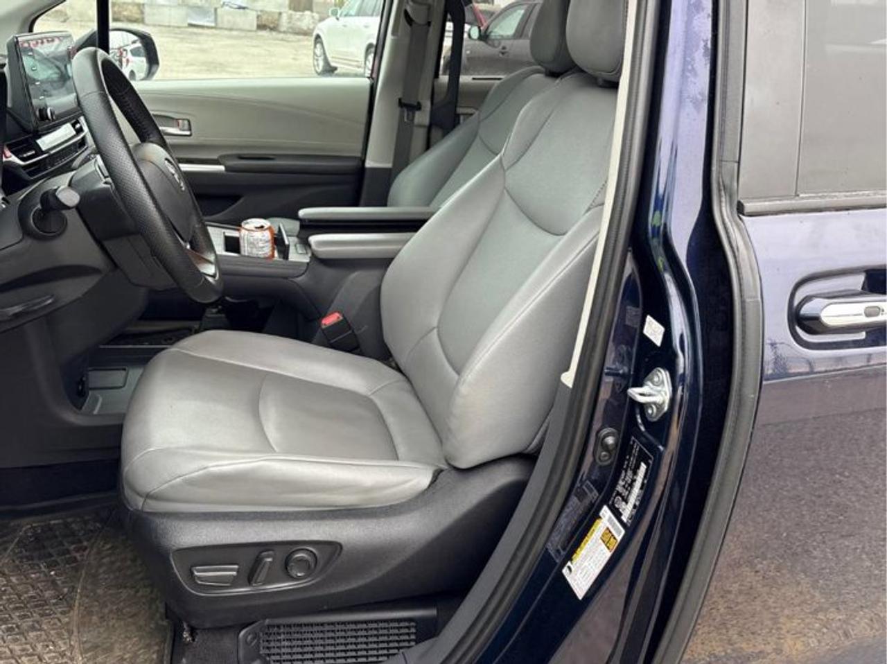 2022 Toyota Sienna XLE | Leather | Sunroof | Heated Wheel + Seats | Power Sliding Doors + Hatch | CarPlay and More ! Photo