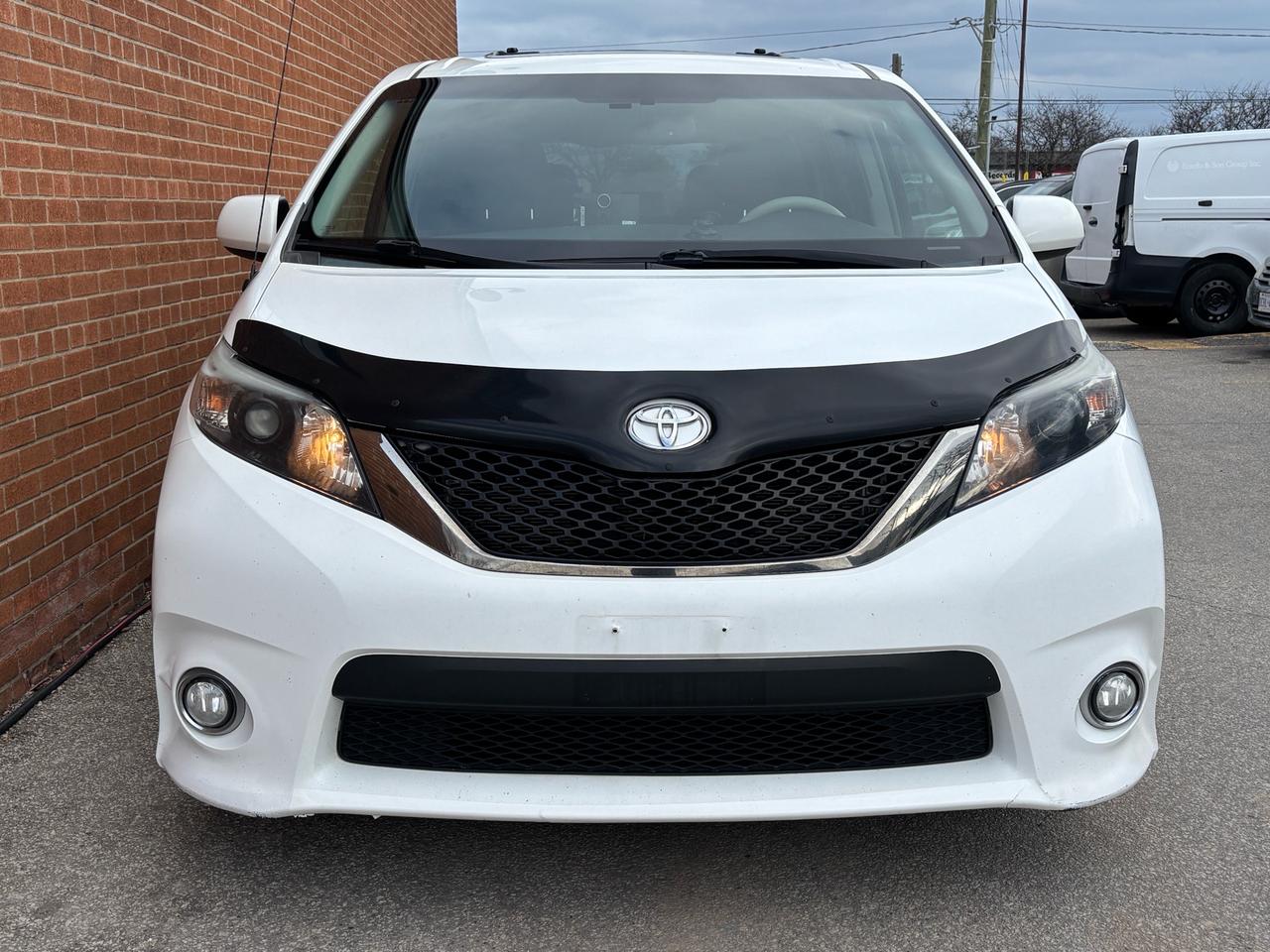 2014 Toyota Sienna SE 8-Pass FWD Photo