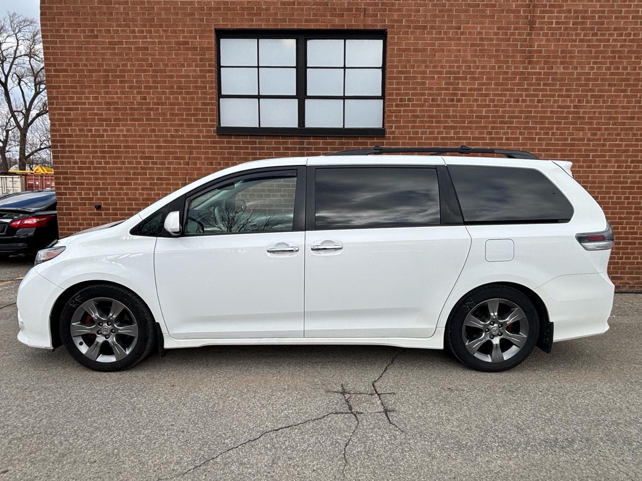 2014 Toyota Sienna SE 8-Pass FWD Photo2