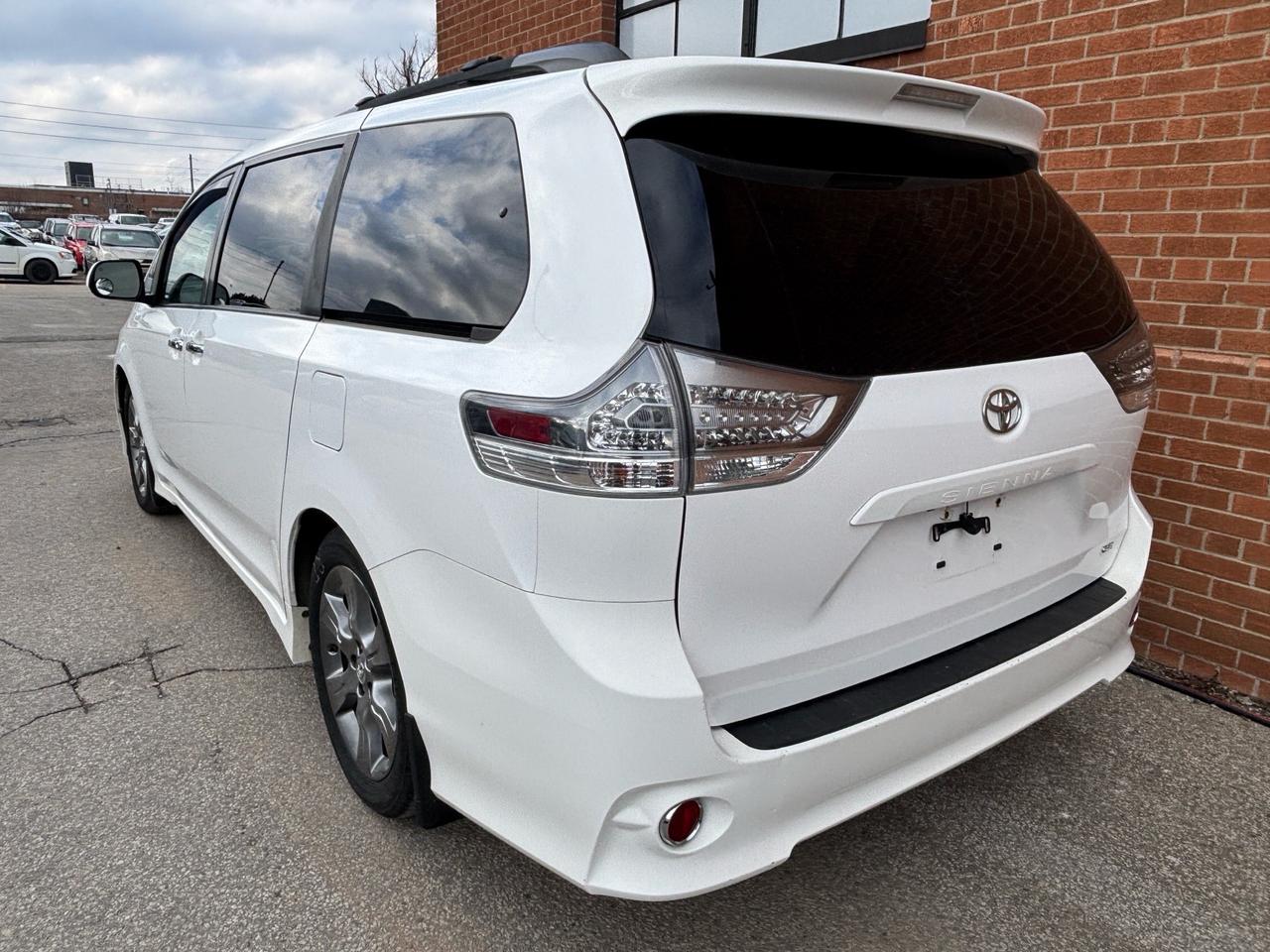 2014 Toyota Sienna SE 8-Pass FWD Photo