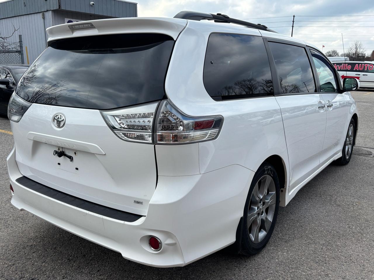 2014 Toyota Sienna SE 8-Pass FWD Photo