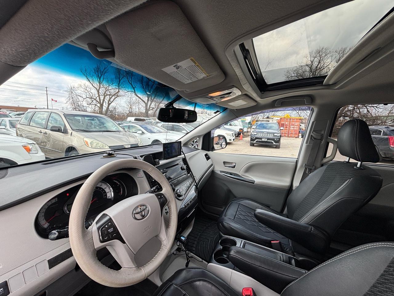 2014 Toyota Sienna SE 8-Pass FWD Photo