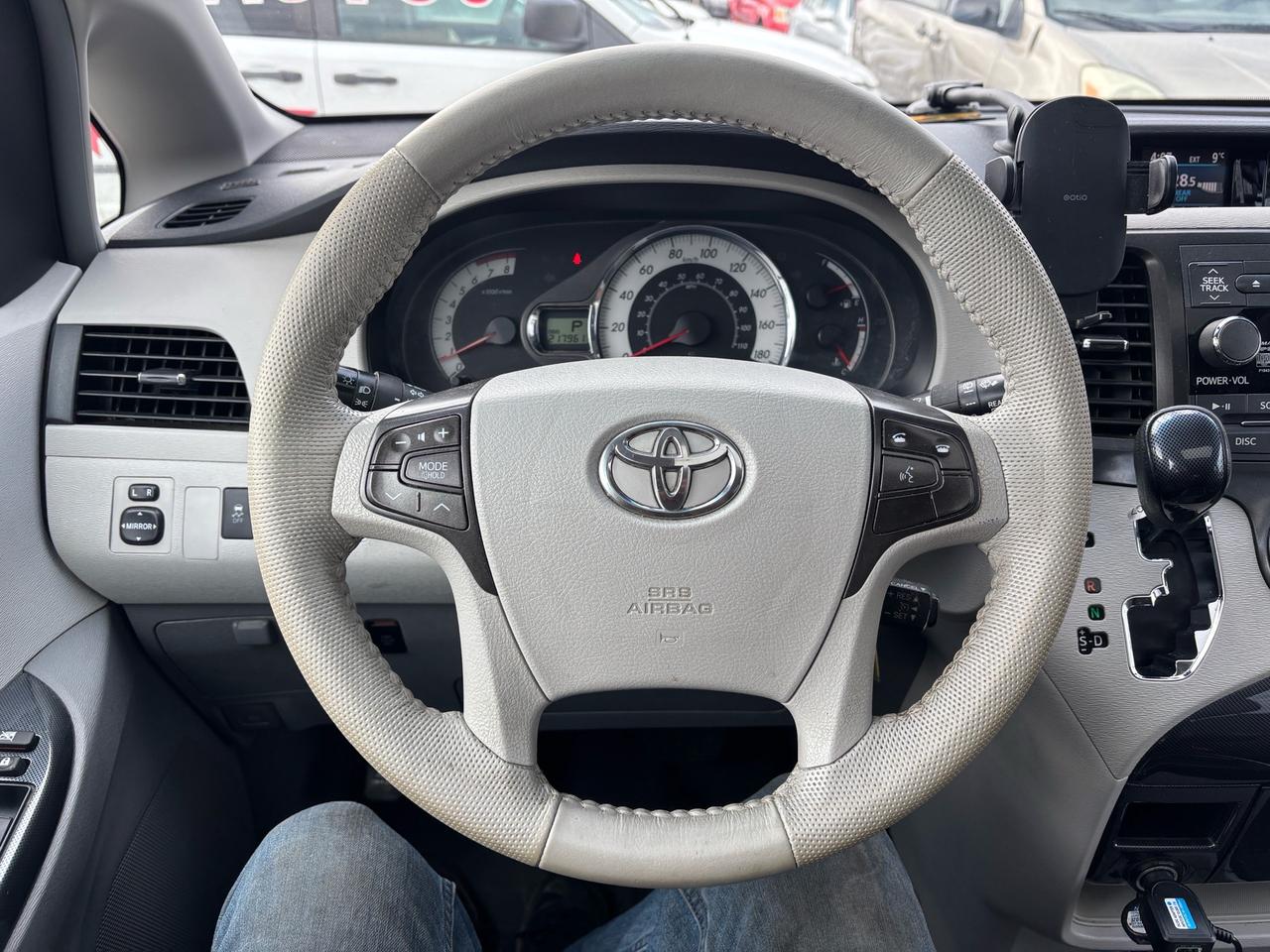 2014 Toyota Sienna SE 8-Pass FWD Photo