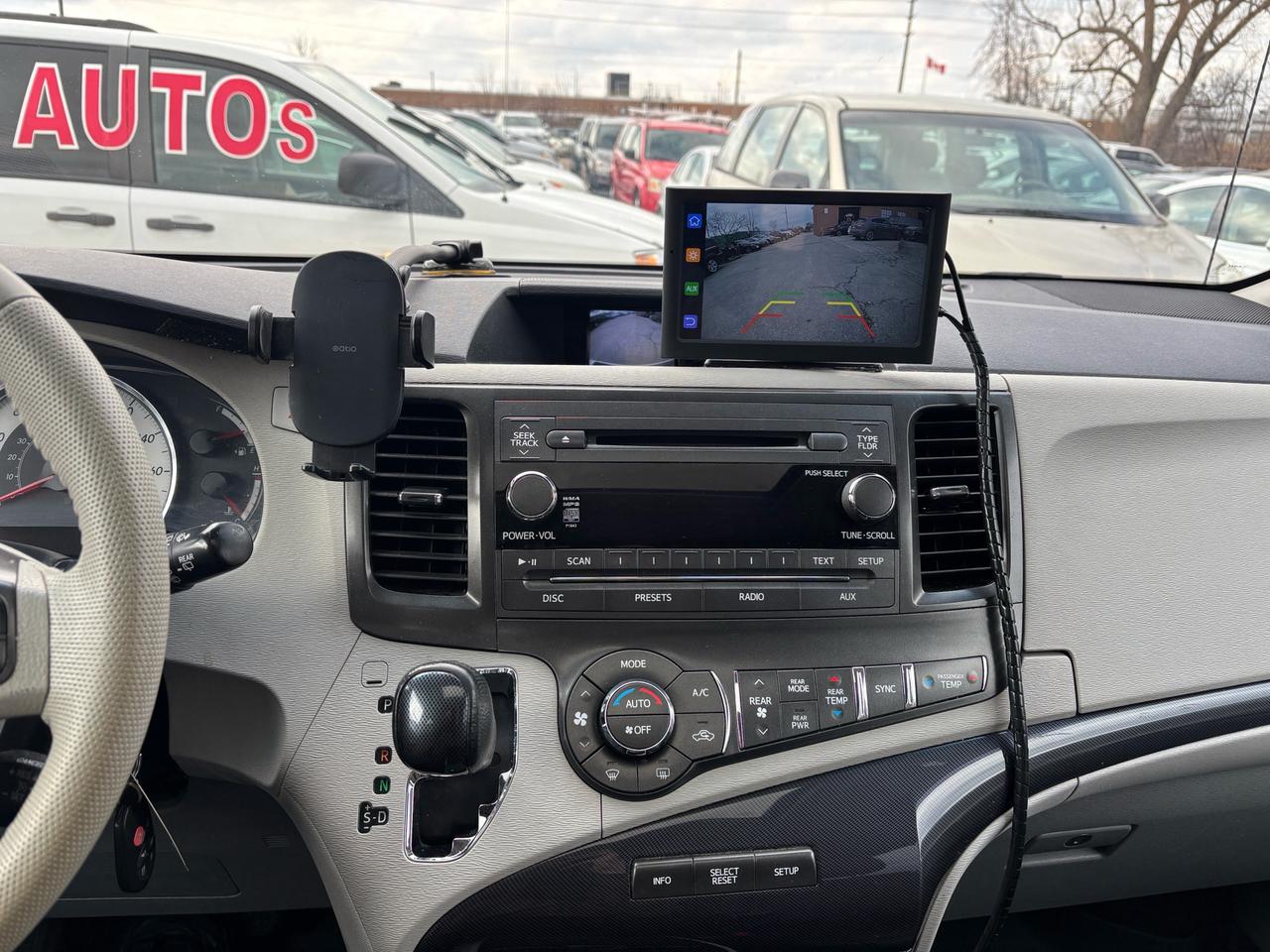 2014 Toyota Sienna SE 8-Pass FWD Photo