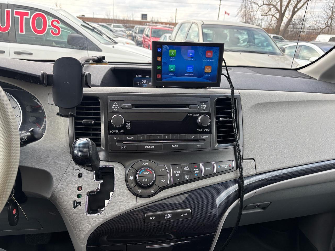 2014 Toyota Sienna SE 8-Pass FWD Photo