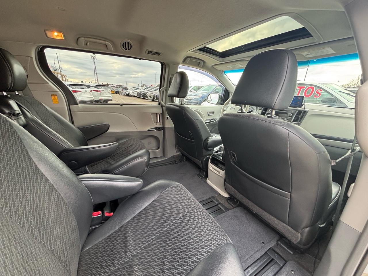 2014 Toyota Sienna SE 8-Pass FWD Photo