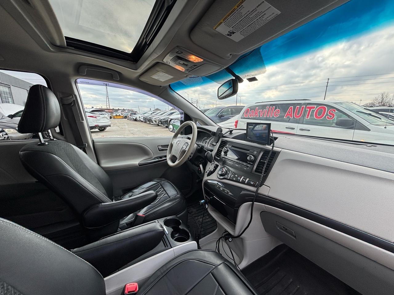 2014 Toyota Sienna SE 8-Pass FWD Photo