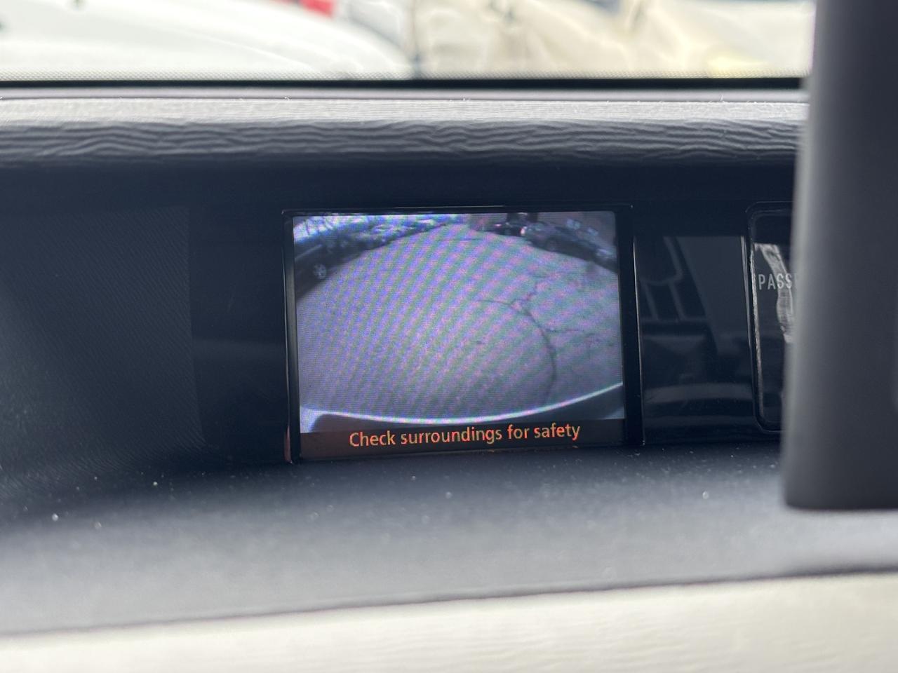 2014 Toyota Sienna SE 8-Pass FWD Photo