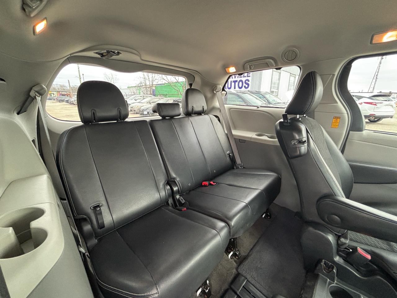 2014 Toyota Sienna SE 8-Pass FWD Photo